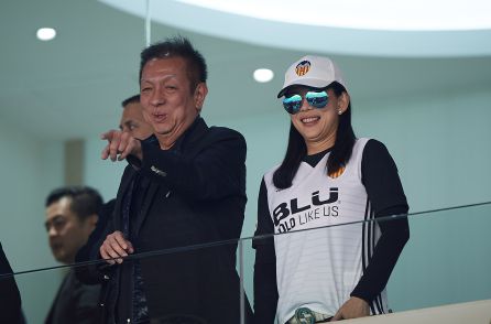 Peter Lim y su esposa, en Mestalla. Peter Lim y su esposa, en Mestalla.