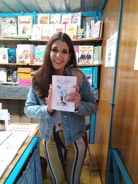 Cristina Díaz, posando en la Feria del Libro de Puertollano con su poemario " Todas las despedidas son imperfectas" Cristina Díaz, posando en la Feria del Libro de Puertollano con su poemario " Todas las despedidas son imperfectas"
