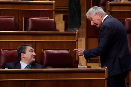 El diputado de Nueva Canarias Pedro Quevedo (d) conversa con el portavoz del PNV, Aitor Esteban, tras su intervención en el pleno del Congreso, este miércoles. El diputado de Nueva Canarias Pedro Quevedo (d) conversa con el portavoz del PNV, Aitor Esteban, tras su intervención en el pleno del Congreso, este miércoles.