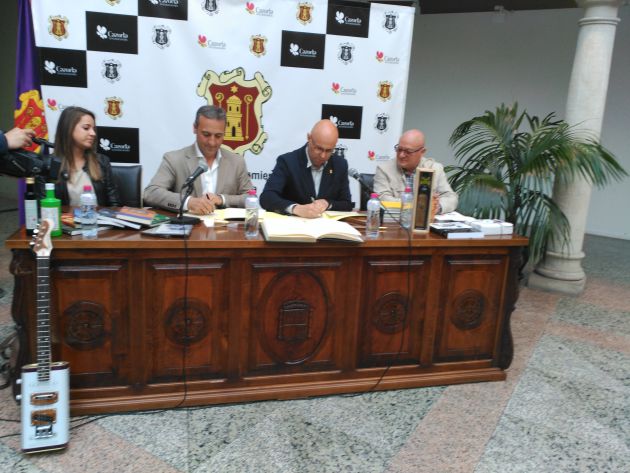 Momento de la firma del hermanamiento en Cazorla con La Sénia en abril de 2018 Momento de la firma del hermanamiento en Cazorla con La Sénia en abril de 2018