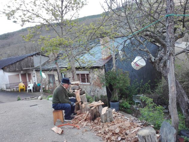 Eladio trabajando la madera para hacer nuevos utensilios a la puerta de su casa Eladio trabajando la madera para hacer nuevos utensilios a la puerta de su casa