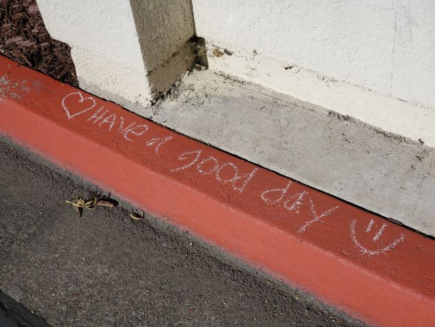 "Have a good day" escrito en una acera "Have a good day" escrito en una acera