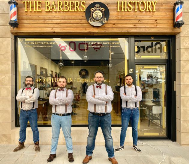 David Soler junto al resto del equipo de su barbería David Soler junto al resto del equipo de su barbería