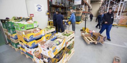 Voluntarios en un banco de alimentos Voluntarios en un banco de alimentos