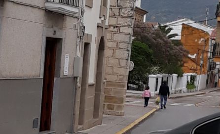Una niña, acompañada por su padre, pasea por el Santo Cristo Una niña, acompañada por su padre, pasea por el Santo Cristo