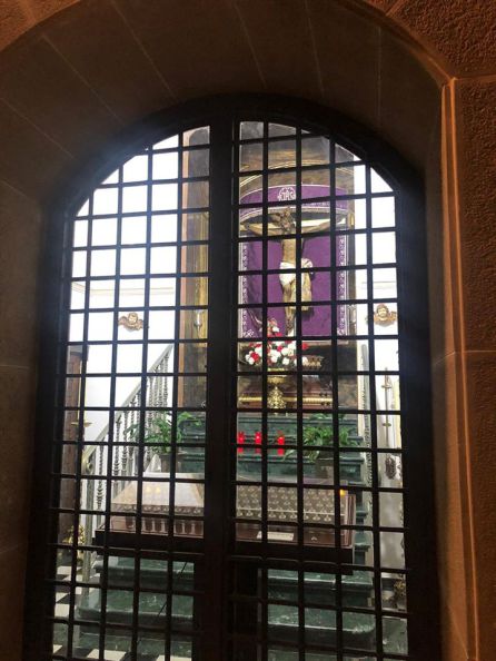 Imagen de la puerta lateral de la ermita, con el Crist ode la Misericordia girado Imagen de la puerta lateral de la ermita, con el Crist ode la Misericordia girado