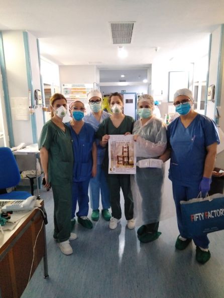 Miembros del grupo de Teatro Personaré entregan material al Centro de Salud de Jódar Miembros del grupo de Teatro Personaré entregan material al Centro de Salud de Jódar
