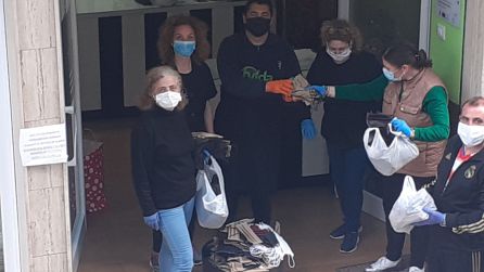 Momento de la entrega de las mascarillas en Superlimpieza Ecomágina, para su desinfección Momento de la entrega de las mascarillas en Superlimpieza Ecomágina, para su desinfección