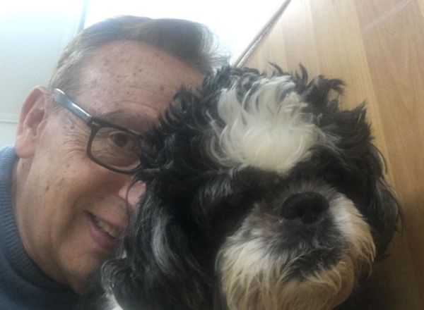 Javier Calvo junto a su perrita Nepal