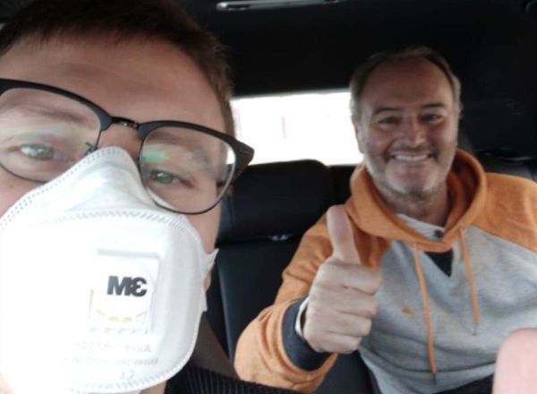 Alberto Fabra retrata el momento de su salida del hospital cuando fue su hijo a recogerlo