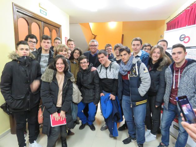 Robinson con algunos de los asistentes a la ponencia Robinson con algunos de los asistentes a la ponencia