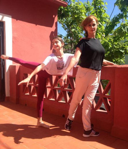Raquel López junto a su hija Raquel en la terraza de casa, calentando para una de sus clases de danza Raquel López junto a su hija Raquel en la terraza de casa, calentando para una de sus clases de danza