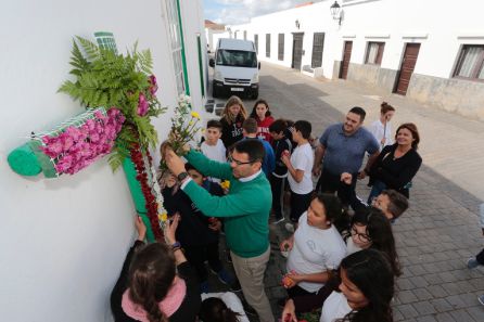 Enramado de una de las cruces de la Villa de Teguise. Enramado de una de las cruces de la Villa de Teguise.