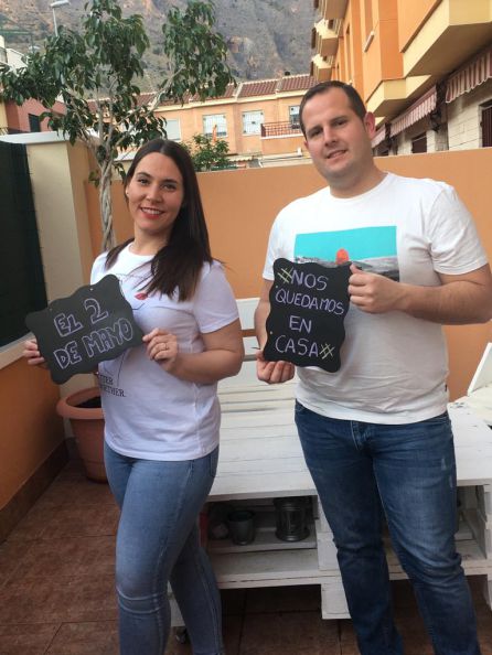 Lucía y Manuel en la terraza de casa mostrando su 'mensaje confinado' a familiares y amigos Lucía y Manuel en la terraza de casa mostrando su 'mensaje confinado' a familiares y amigos
