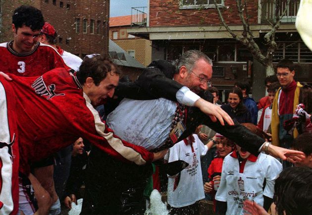 El directivo Jesús Fernández "Susi", jugadores y afición celebran el título en la fuente de Santo Tomás de Segovia El directivo Jesús Fernández "Susi", jugadores y afición celebran el título en la fuente de Santo Tomás de Segovia