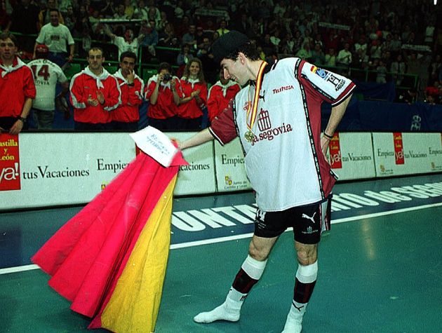 Daniel Ibañes celebra el título con un capote torero Daniel Ibañes celebra el título con un capote torero