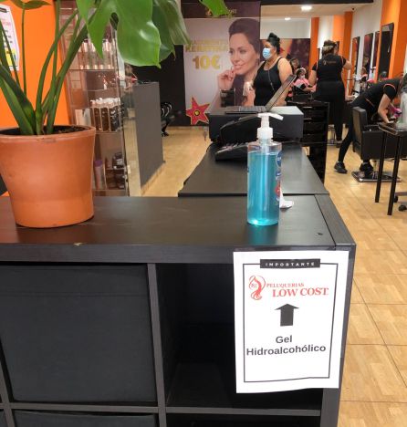 El gel hidroalcóholico, obligatorio a la entrada de muchas peluquerías El gel hidroalcóholico, obligatorio a la entrada de muchas peluquerías
