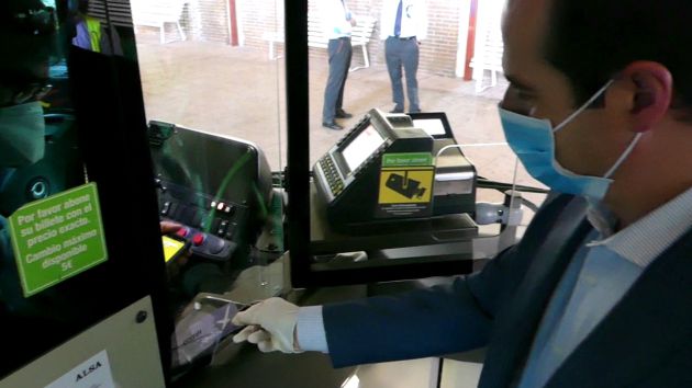 El alcade renovando una tarjeta 'XGuada' El alcade renovando una tarjeta 'XGuada'