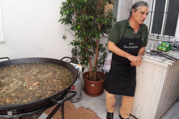 Manuel García Tubío, en plena acción con uno de sus famosos arroces Manuel García Tubío, en plena acción con uno de sus famosos arroces