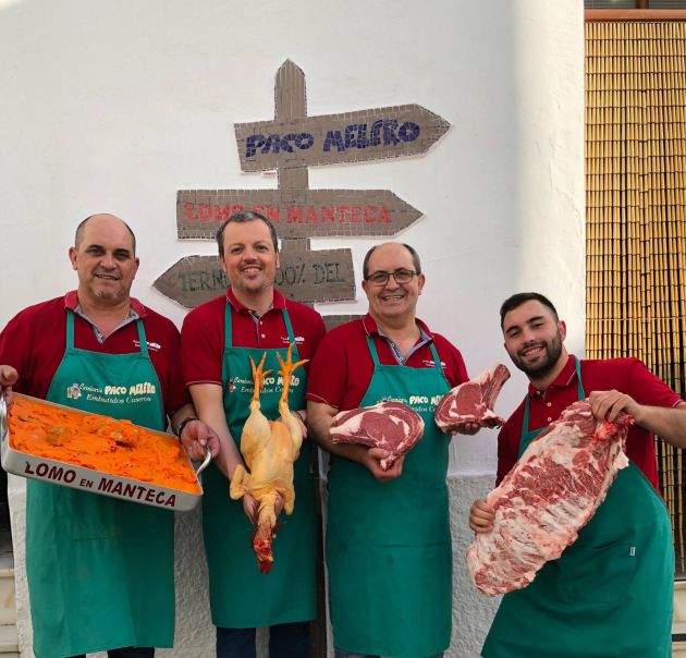 Paco Melero, junto a su hermano Manuel y el resto del equipo, en la puerta de la carnicería Paco Melero, junto a su hermano Manuel y el resto del equipo, en la puerta de la carnicería