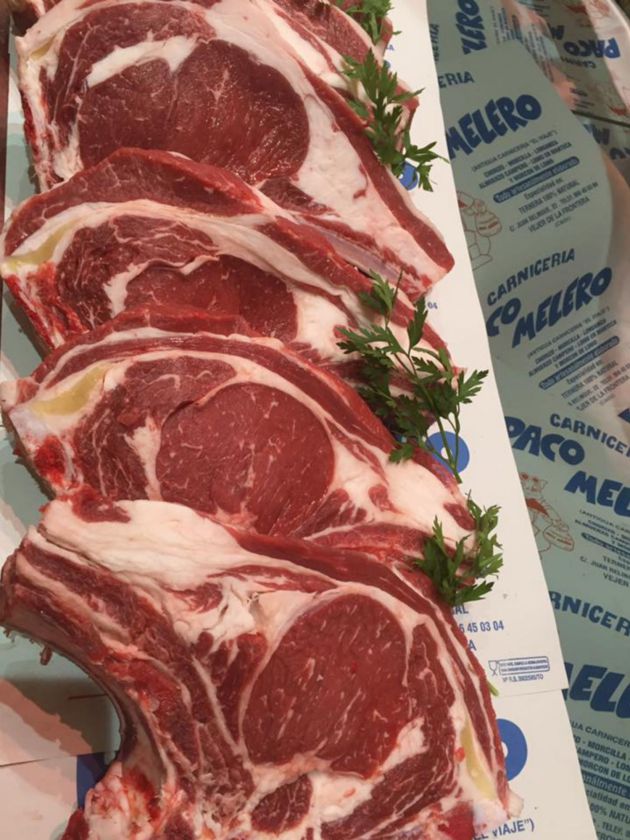 Chuletones de lomo alto de ternera de la Janda, mezcla de retinto y limousin y charolais Chuletones de lomo alto de ternera de la Janda, mezcla de retinto y limousin y charolais