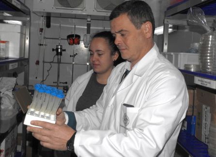 El investigador, junto a una ayudante, en pleno proceso El investigador, junto a una ayudante, en pleno proceso