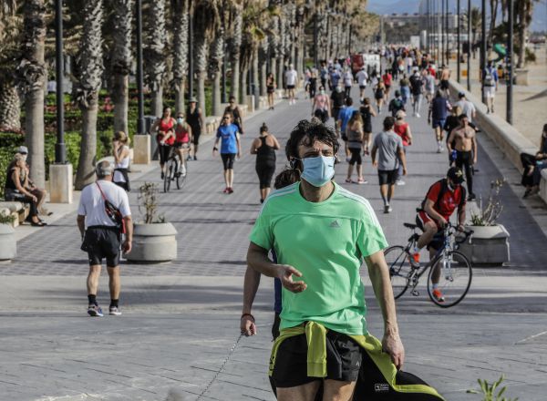 Deportistas en la playa de la Malvarrosa el primer día de salida en Valencia