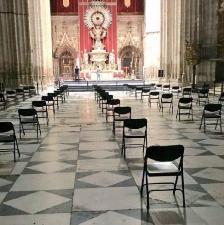 Sillas en lugar de bancos ante el Altar del Jubileo de la Catedral de Sevilla Sillas en lugar de bancos ante el Altar del Jubileo de la Catedral de Sevilla