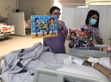 Dos sanitarias de la UCI animan a Blas con imágenes de su película preferida Dos sanitarias de la UCI animan a Blas con imágenes de su película preferida