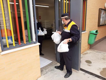 Reparto de alimentos por parte de Protección Civil de Moguer. Reparto de alimentos por parte de Protección Civil de Moguer.