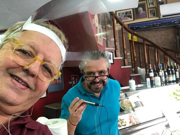 Mariano García atiende en su Restaurante Donald a nuestro compañero Paco García Mariano García atiende en su Restaurante Donald a nuestro compañero Paco García