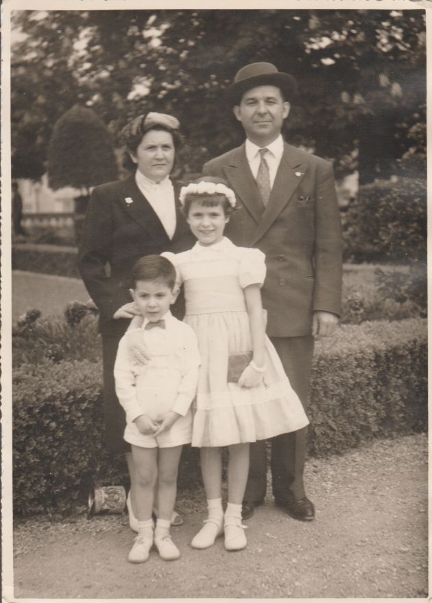 Amadeo Alagarda Ballester junto a su familia (su mujer, su hija y su hijo Richard) el 11 de mayo de 1958. Amadeo Alagarda Ballester junto a su familia (su mujer, su hija y su hijo Richard) el 11 de mayo de 1958.