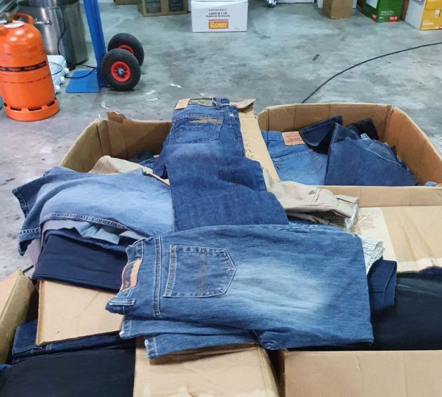 Entrega de ropa por parte de los vocales de Caridad de las hermandades y cofradías de Semana Santa de Granada a las personas sin hogar acogidas en el Palacio de los Deportes por el Ayuntamiento de Granada Entrega de ropa por parte de los vocales de Caridad de las hermandades y cofradías de Semana Santa de Granada a las personas sin hogar acogidas en el Palacio de los Deportes por el Ayuntamiento de Granada