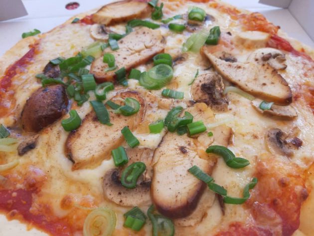 Pizza de pollo, champiñones y pimiento verde Pizza de pollo, champiñones y pimiento verde