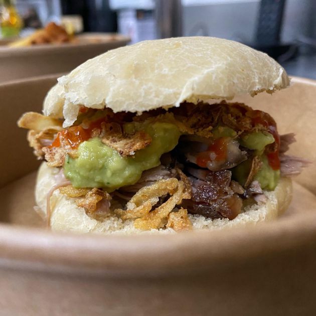 Mollete de cerdo asado, guacamole y cebolla frita Mollete de cerdo asado, guacamole y cebolla frita
