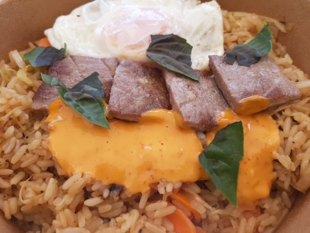 Arroz salteado con atún picante, verduritas y huevo frito Arroz salteado con atún picante, verduritas y huevo frito