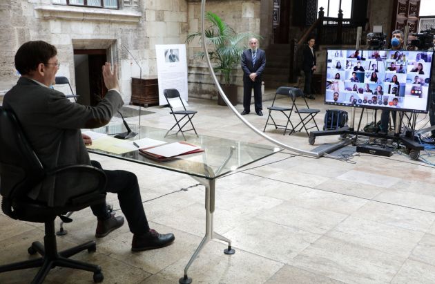 El president de la Generalitat, Ximo Puig, durante la videoconferencia con una veintena de valencianos y valencianas residentes en diversos países de la Unión Europea, en el Día de Europa El president de la Generalitat, Ximo Puig, durante la videoconferencia con una veintena de valencianos y valencianas residentes en diversos países de la Unión Europea, en el Día de Europa