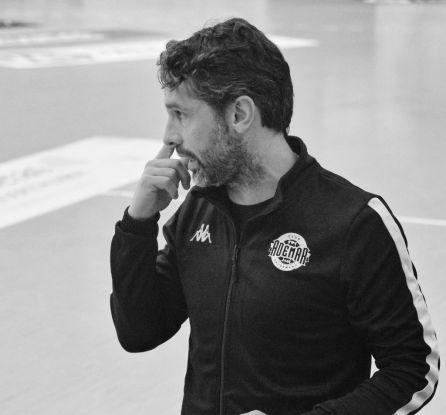 Juanín, durante uno de sus partidos al frente de los equipos de base del Ademar Juanín, durante uno de sus partidos al frente de los equipos de base del Ademar