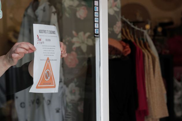 Instalar un generador de ozono y un armario para desinfectar las prendas que se prueben las clientas y no se lleven es la iniciativa que ha adoptado una pequeña tienda de ropa de València para que, cuando reabra este lunes con cita previa, la clientela acuda tranquila y sin miedo a contagiarse de coronavirus. Instalar un generador de ozono y un armario para desinfectar las prendas que se prueben las clientas y no se lleven es la iniciativa que ha adoptado una pequeña tienda de ropa de València para que, cuando reabra este lunes con cita previa, la clientela acuda tranquila y sin miedo a contagiarse de coronavirus.