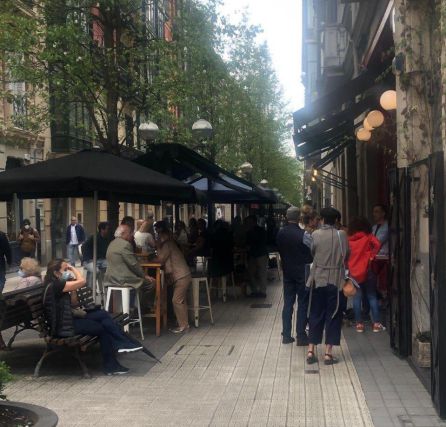 La calle Ledesma a mediodía La calle Ledesma a mediodía