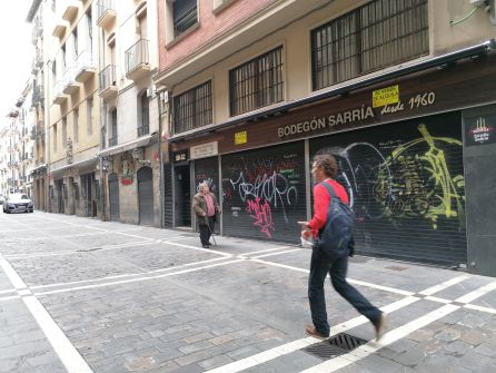 Imagen de la calle Estafeta durante la primera jornada de la fase 1, con los bares todavía cerrados Imagen de la calle Estafeta durante la primera jornada de la fase 1, con los bares todavía cerrados