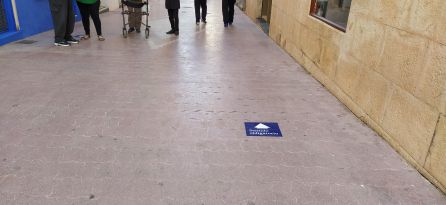 Pegatinas de sentido obligatorio de circulación de viandantes, en el carrer Cop. Pegatinas de sentido obligatorio de circulación de viandantes, en el carrer Cop.