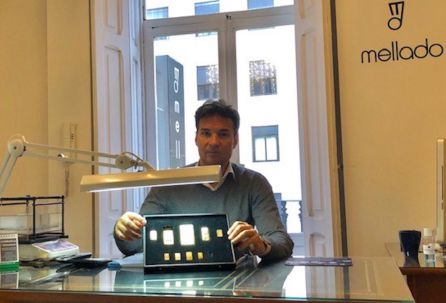 David Mellado, propietario de Joyería Mellado, mostrando unos lingotes de oro David Mellado, propietario de Joyería Mellado, mostrando unos lingotes de oro