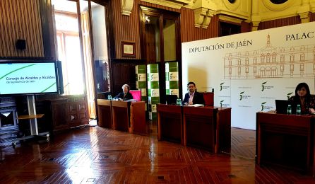 Momento antes de empezar el Consejo de Alcaldes, el presidente de la Diputación, Francisco Reyes, acompañado de las dos vicepresidentas, primera y segunda Momento antes de empezar el Consejo de Alcaldes, el presidente de la Diputación, Francisco Reyes, acompañado de las dos vicepresidentas, primera y segunda