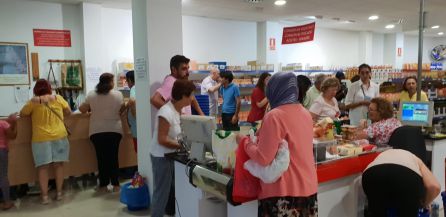 Numerosas personas comprando en el economato Resurgir (Huelva) Numerosas personas comprando en el economato Resurgir (Huelva)
