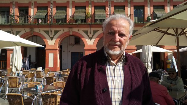 Julio Anguita en la Plaza de la Corredera en Córdoba, su lugar de encuentro con los amigos Julio Anguita en la Plaza de la Corredera en Córdoba, su lugar de encuentro con los amigos