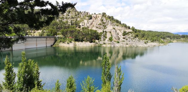 Presa del embalse de Entrepeñas en el río Tajo. Presa del embalse de Entrepeñas en el río Tajo.
