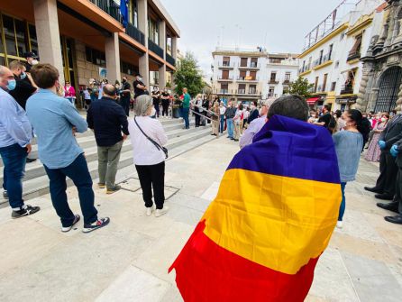 Los cordobeses esperan la salida del féretro de Anguita Los cordobeses esperan la salida del féretro de Anguita