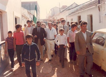 Anguita visita el barrio del Zumbacón. Archivo Municipal de Córdoba Anguita visita el barrio del Zumbacón. Archivo Municipal de Córdoba