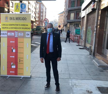 El concejal de Seguridad Ciudadana controlando la instalación de los puestos El concejal de Seguridad Ciudadana controlando la instalación de los puestos